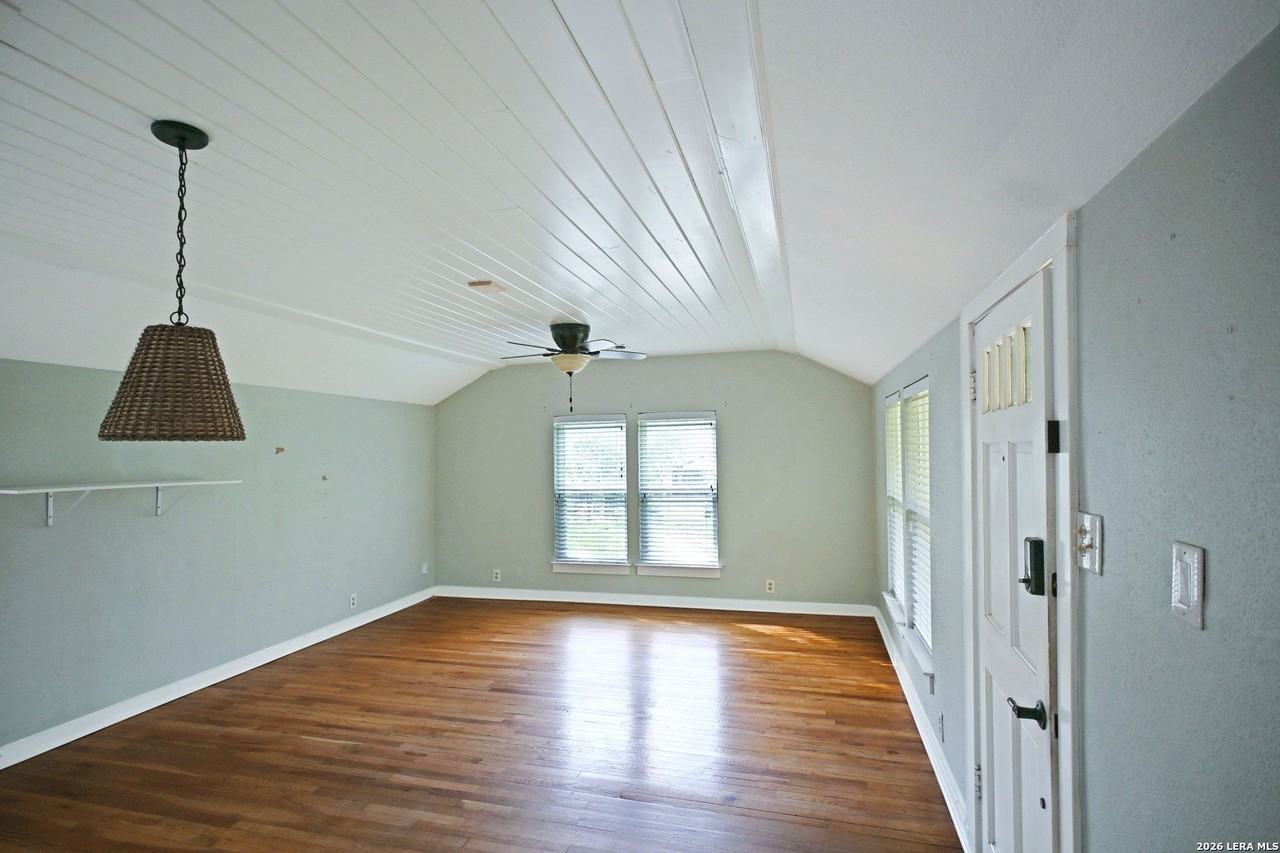 303 S Manton Ln - Photo 5 of 26