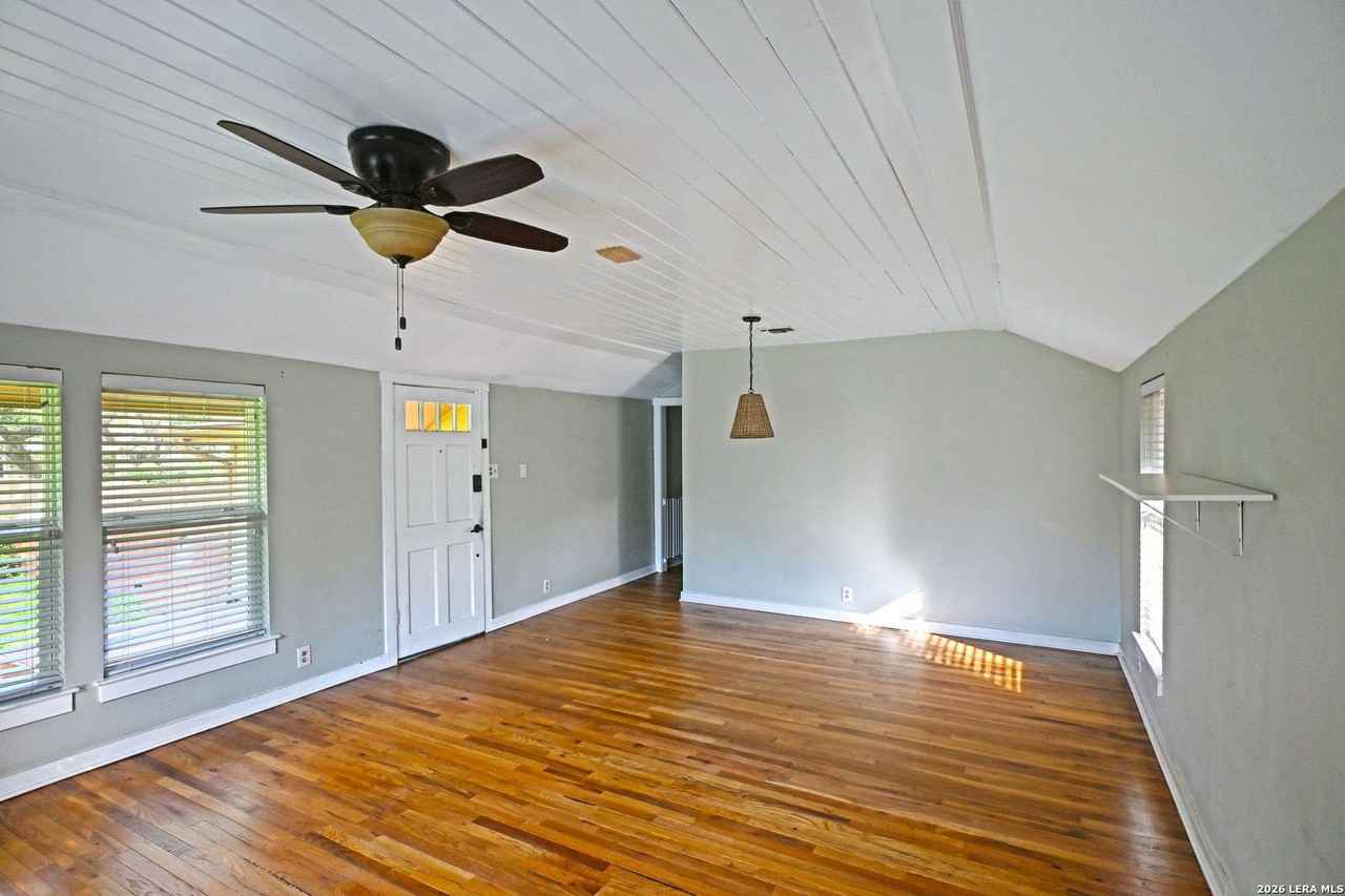 303 S Manton Ln - Photo 7 of 26