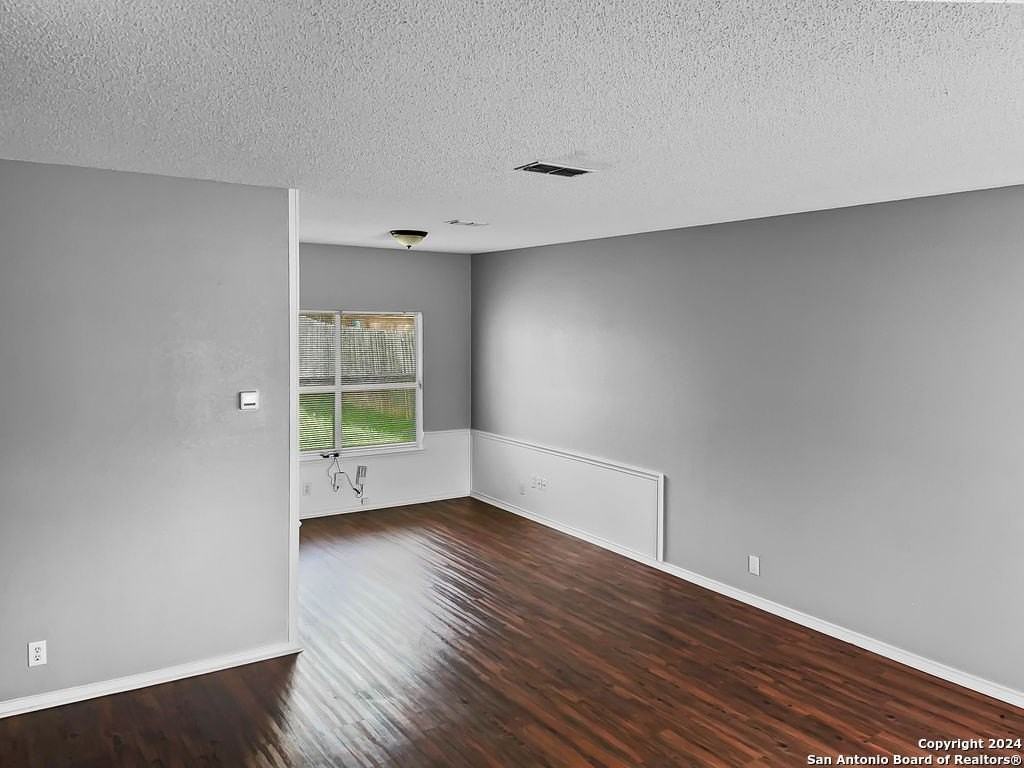 9315 Bowen Dr - Photo 4 of 31