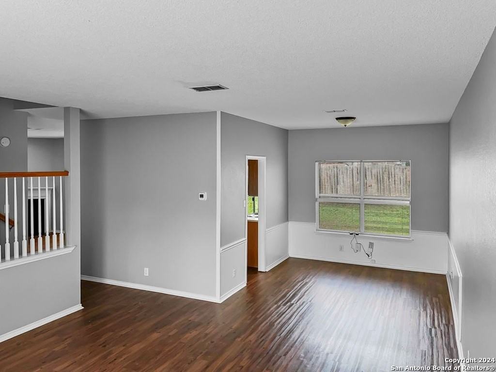 9315 Bowen Dr - Photo 5 of 31