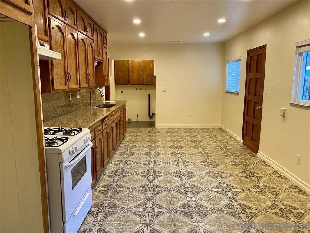 3725 Arizona St - Photo 2 of 5