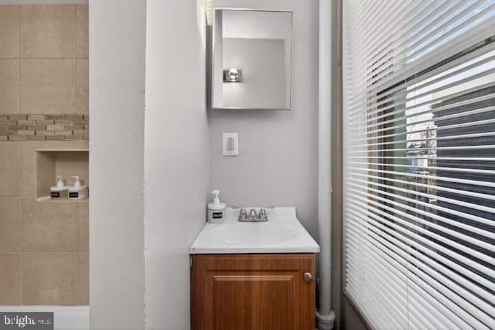 1119 Montello Ave Ne - Photo 7 of 50