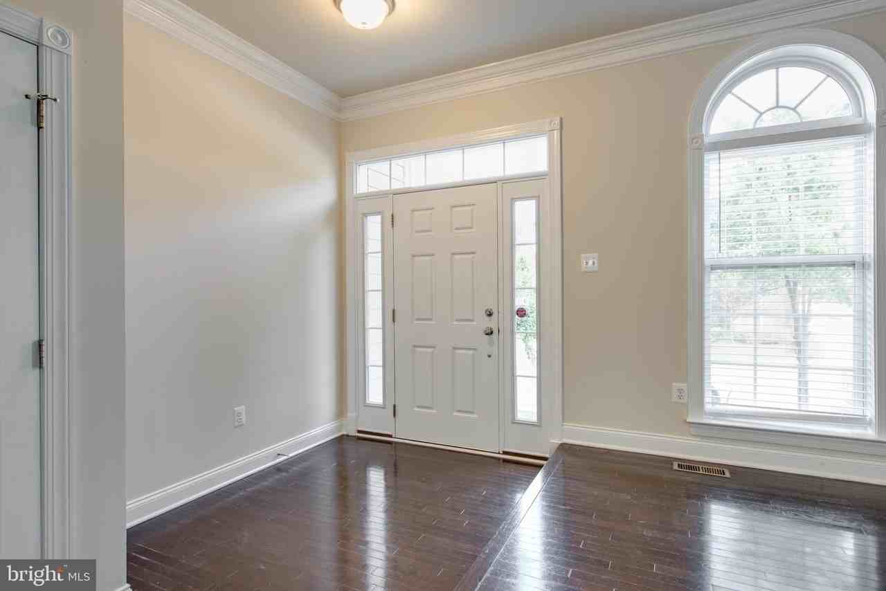 7621 Elmcrest Rd - Photo 7 of 50