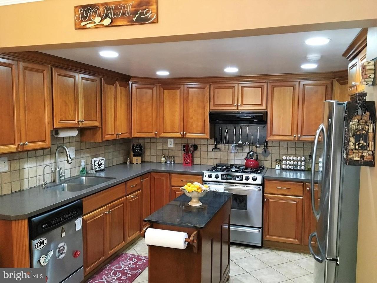 1127 Thackary Ct - Photo 4 of 33