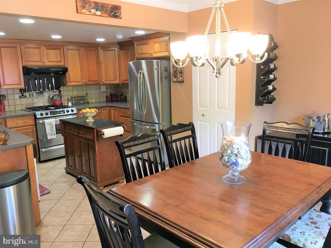 1127 Thackary Ct - Photo 6 of 33