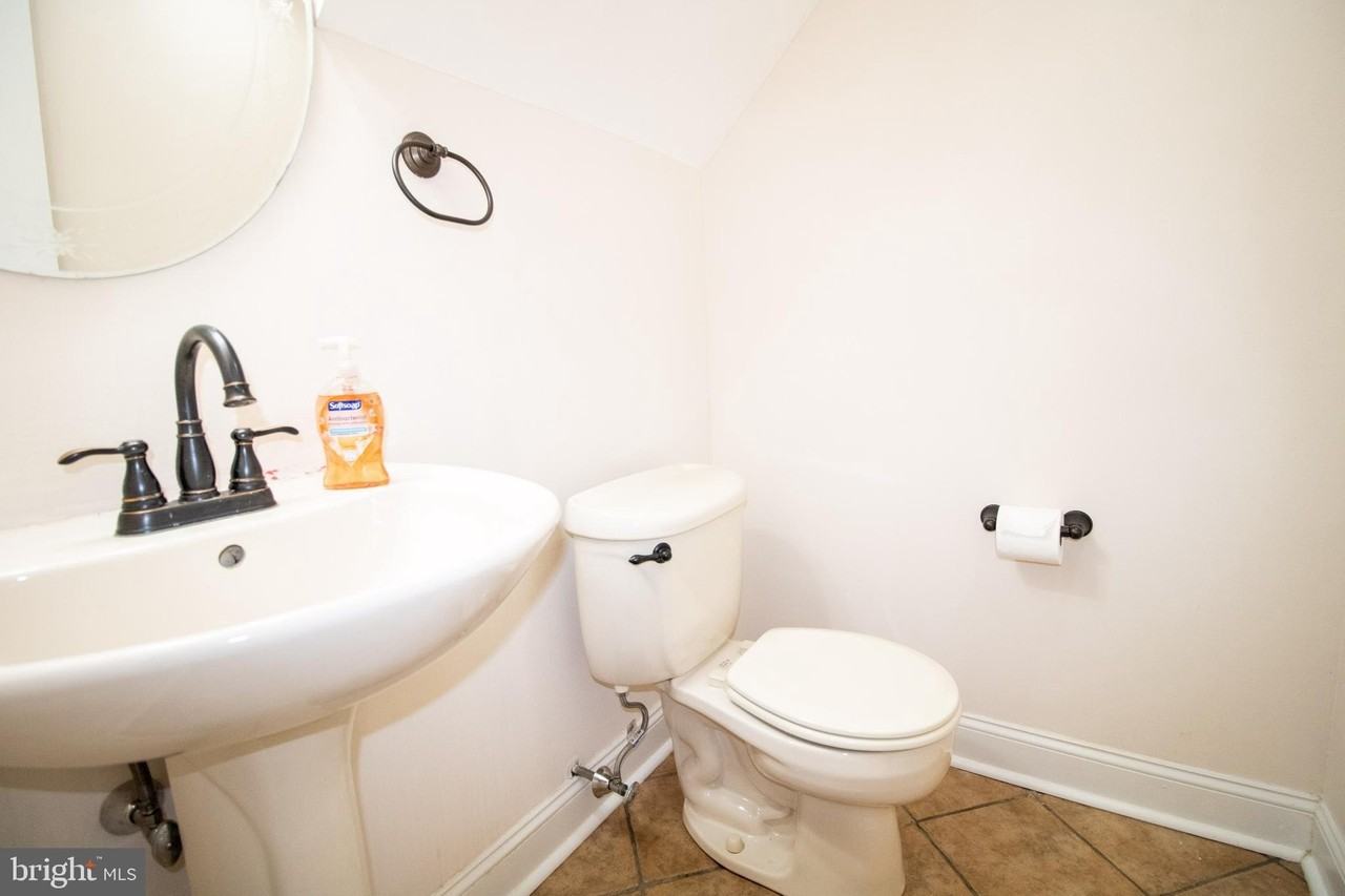 1127 Thackary Ct - Photo 7 of 33