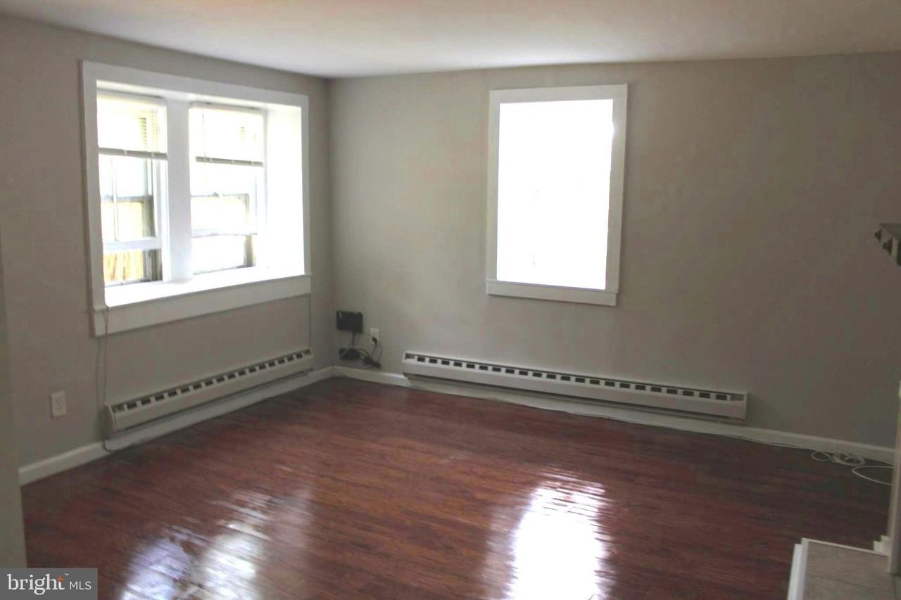 147 S Main St - Photo 7 of 24