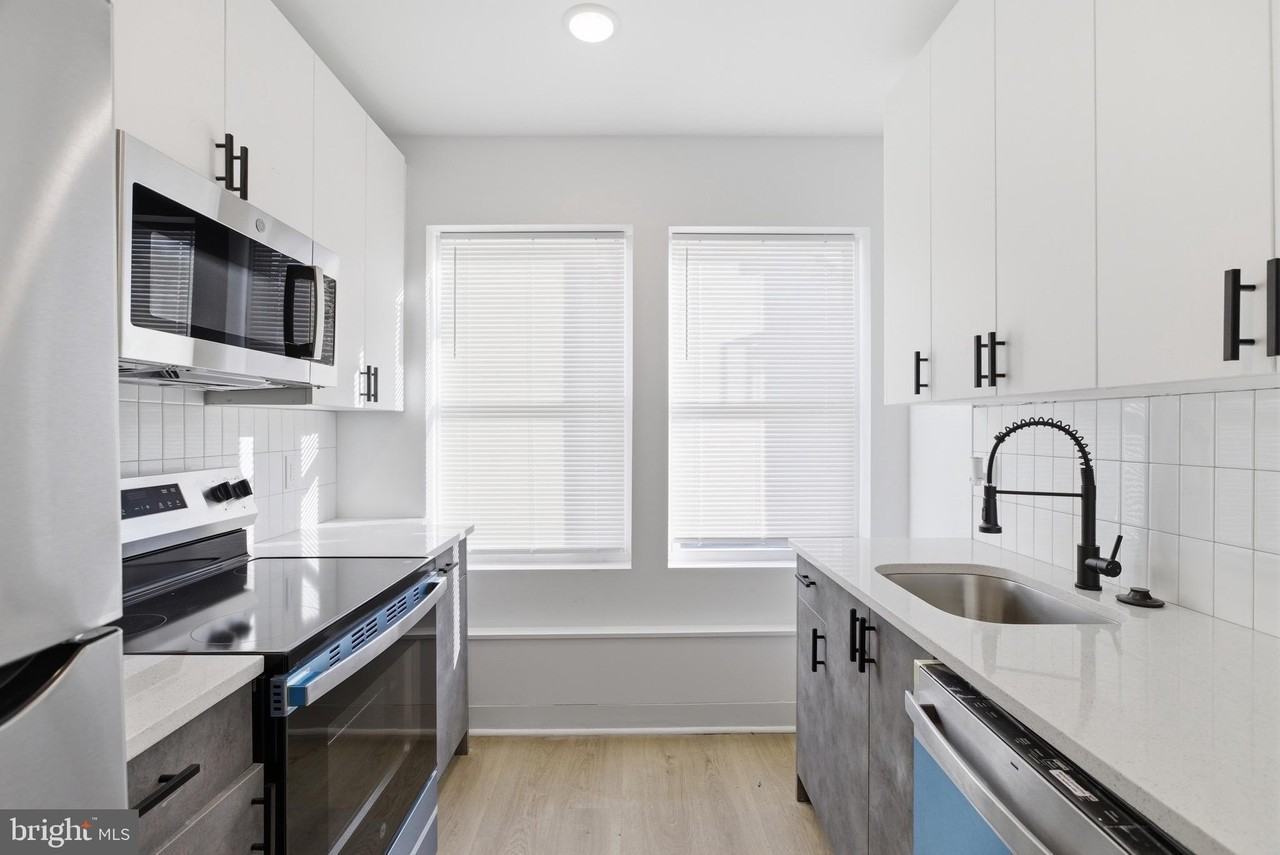630 W Cumberland St #1 - Photo 3 of 17