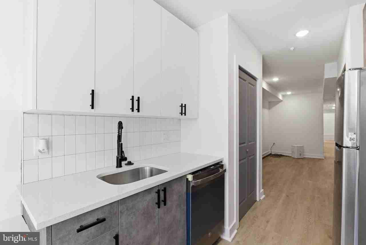 630 W Cumberland St #1 - Photo 4 of 17