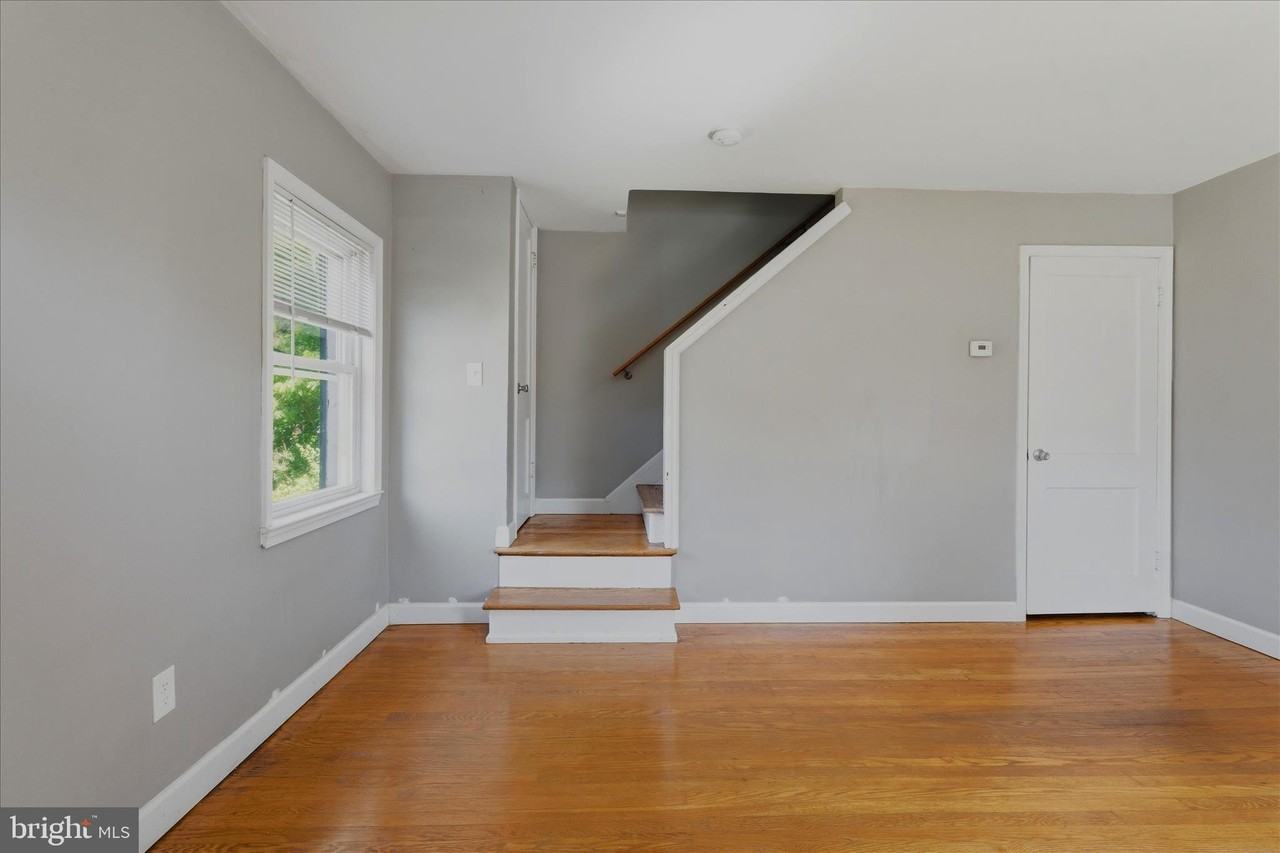 1048 S Edison St - Photo 3 of 32