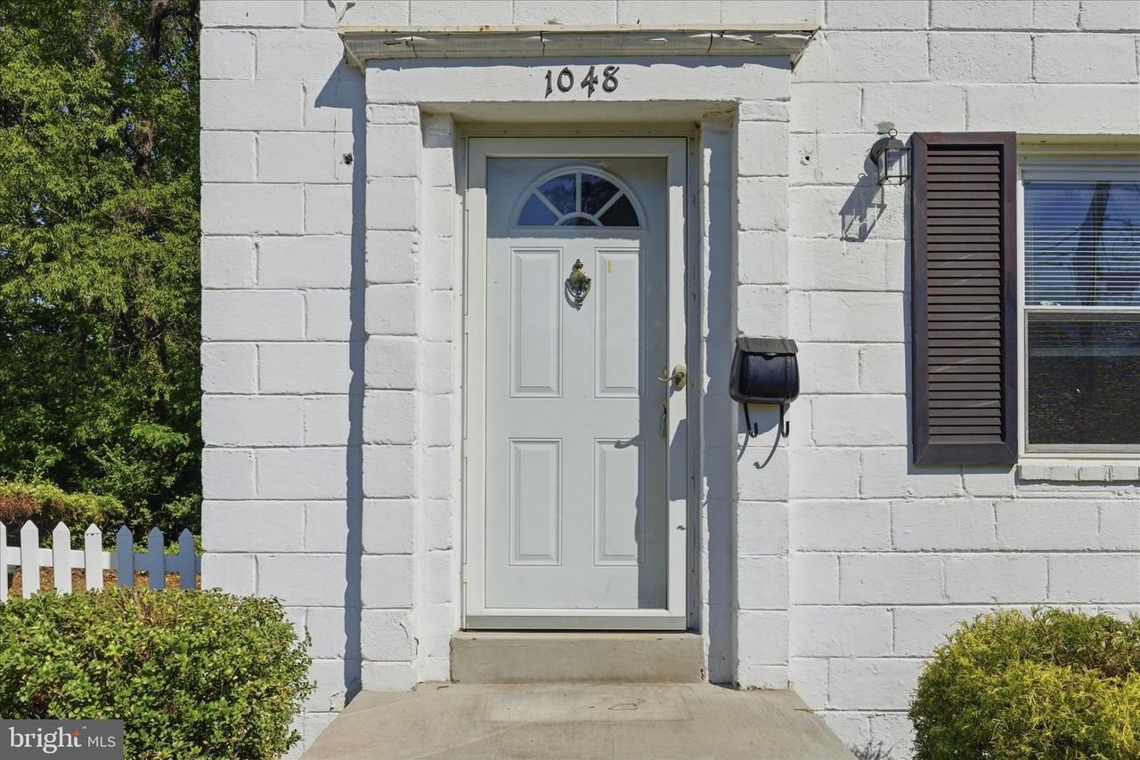 1048 S Edison St - Photo 5 of 32