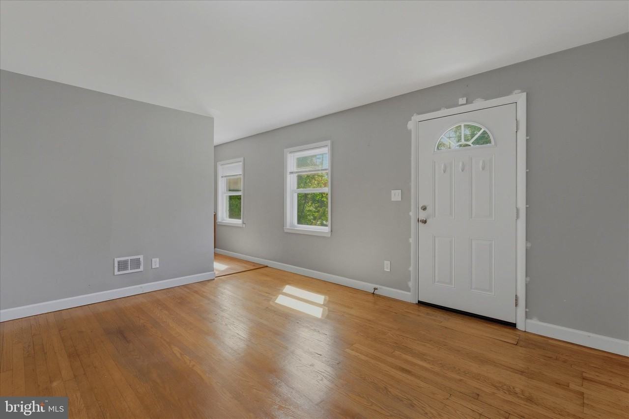 1048 S Edison St - Photo 7 of 32