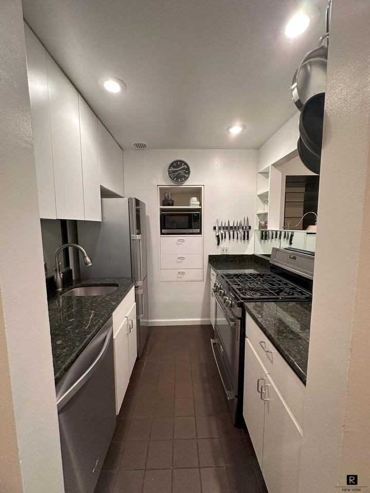 521 W 47th St #1A - Photo 4 of 7