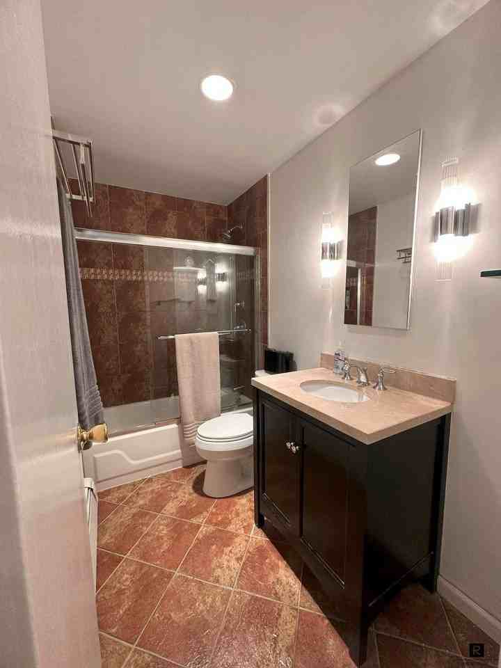 521 W 47th St #1A - Photo 6 of 7