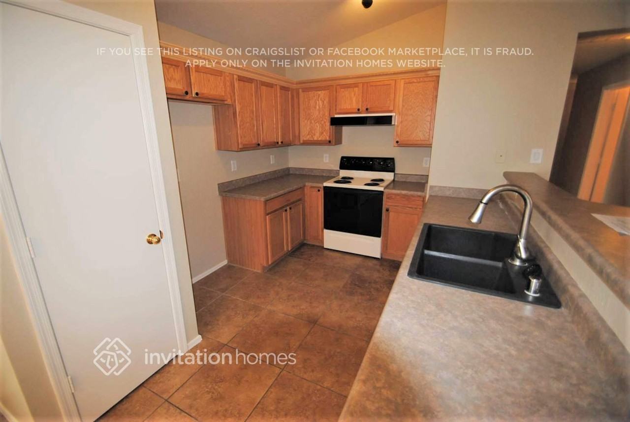 12470 W Hearn Rd - Photo 2 of 12