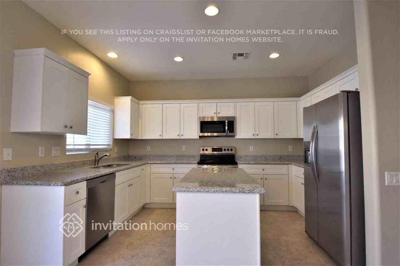 17236 W Marshall Ln - Photo 4 of 13