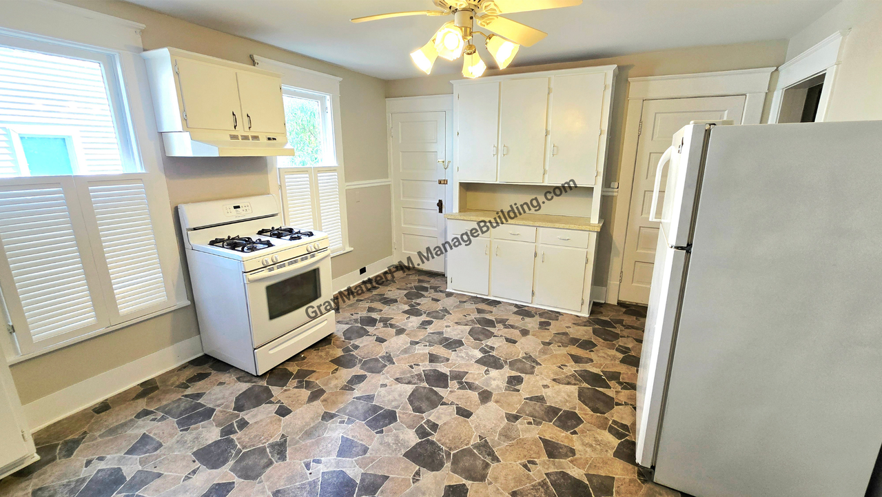 1213 E 8th St 1st Fl #1 - Photo 2 of 13
