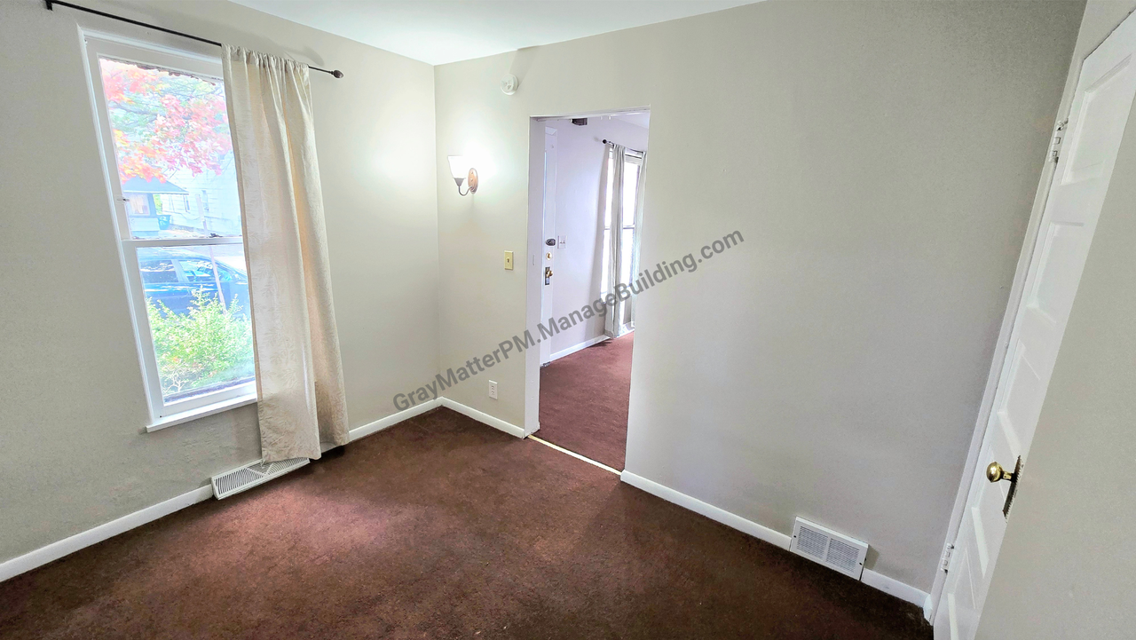 1213 E 8th St 1st Fl #1 - Photo 4 of 13