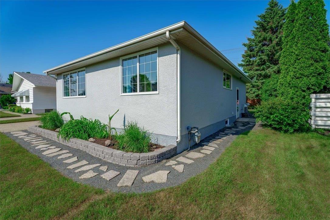 15 Lomond Blvd - Photo 2 of 43
