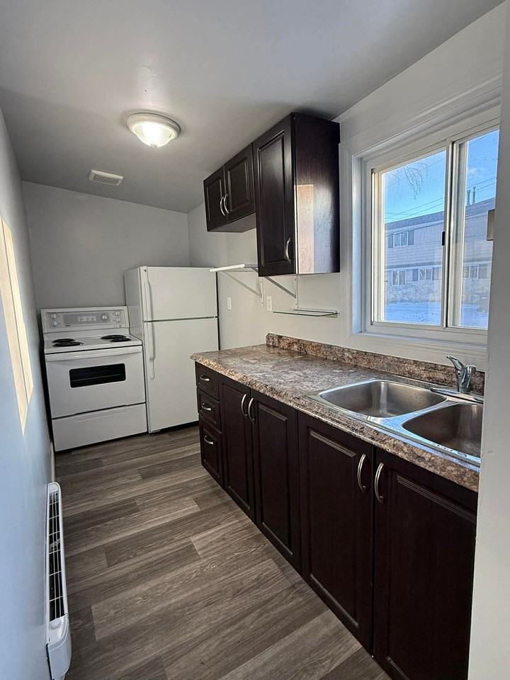 774 Weatherdon Ave - Photo 5 of 11