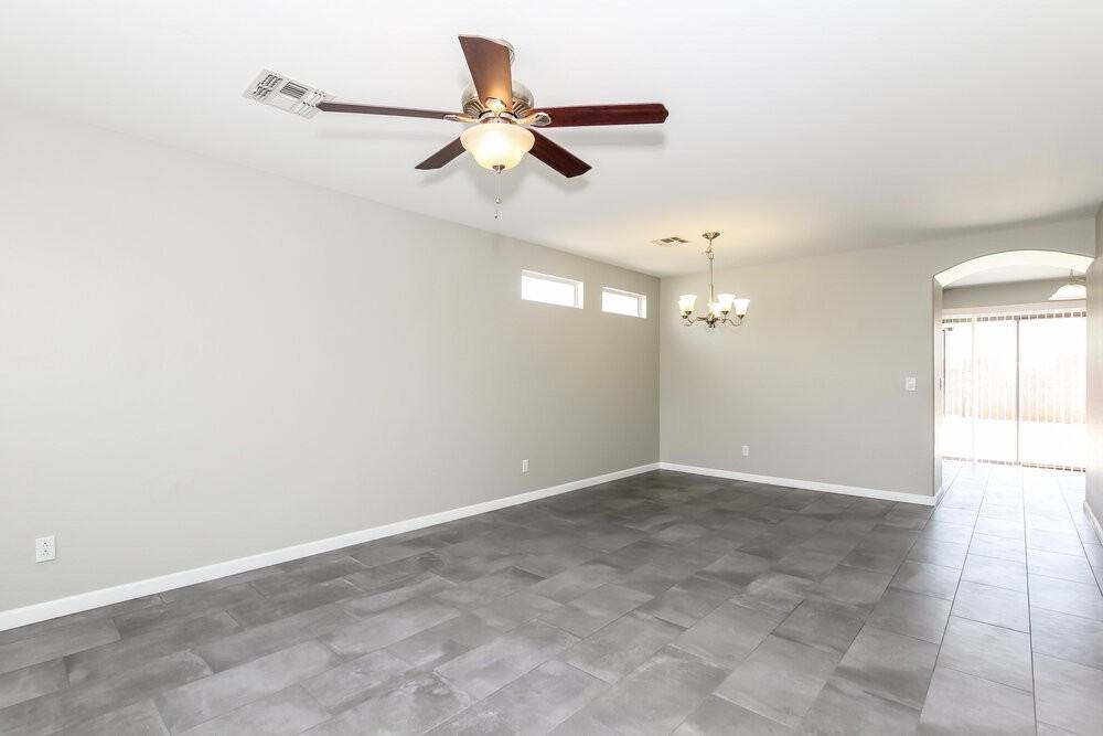 12417 W Larkspur Rd - Photo 3 of 15