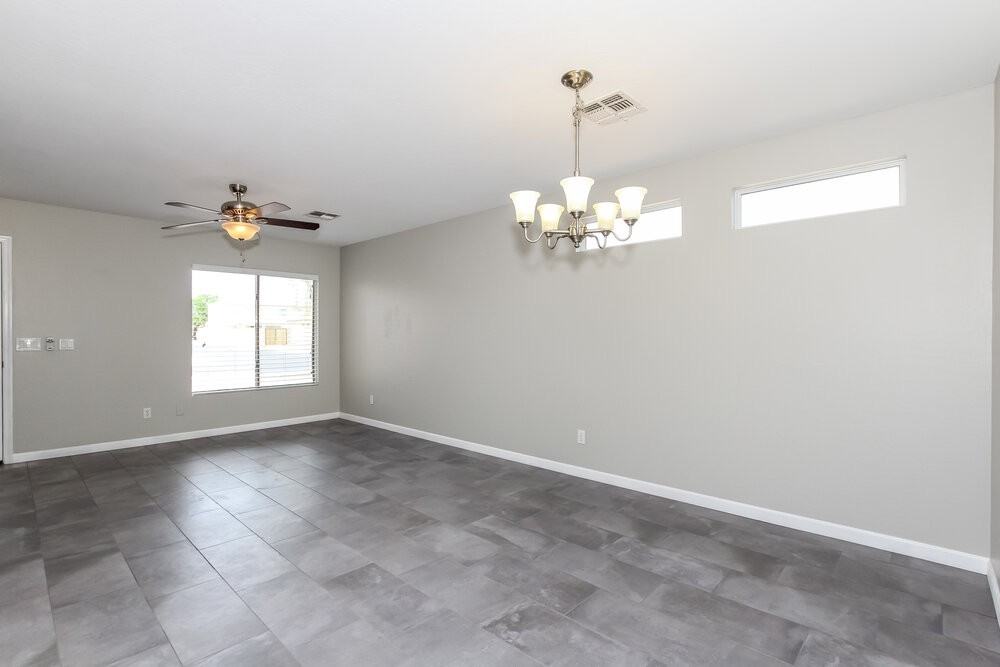 12417 W Larkspur Rd - Photo 4 of 15