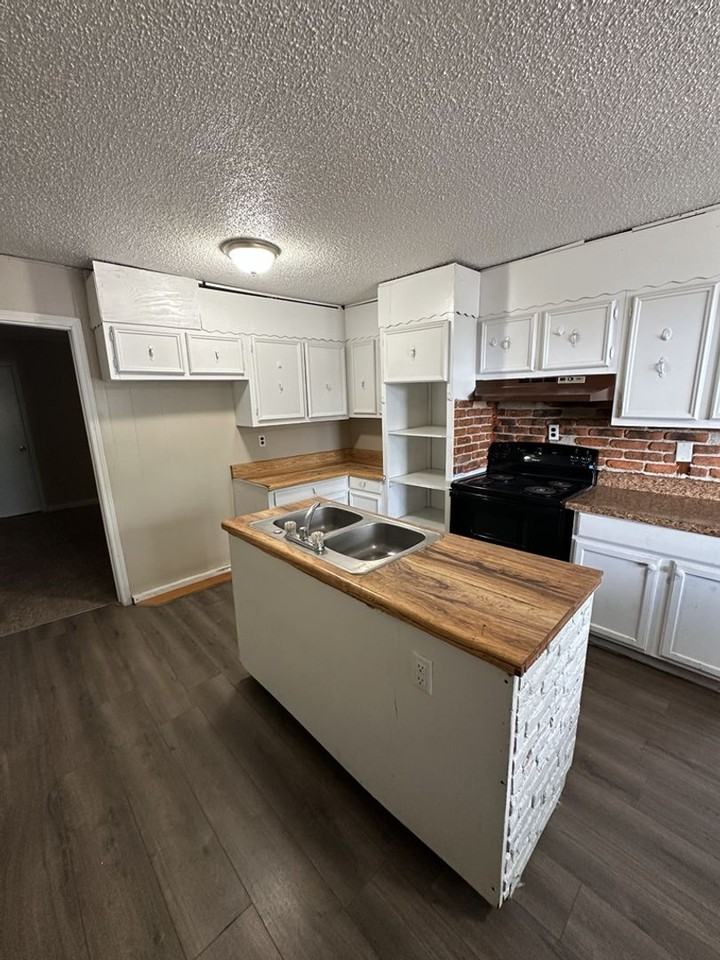 2406 12th Ave - Photo 3 of 12
