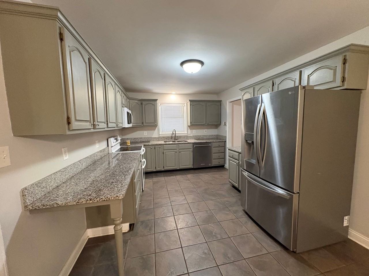 420 W Windsor Cir - Photo 2 of 14