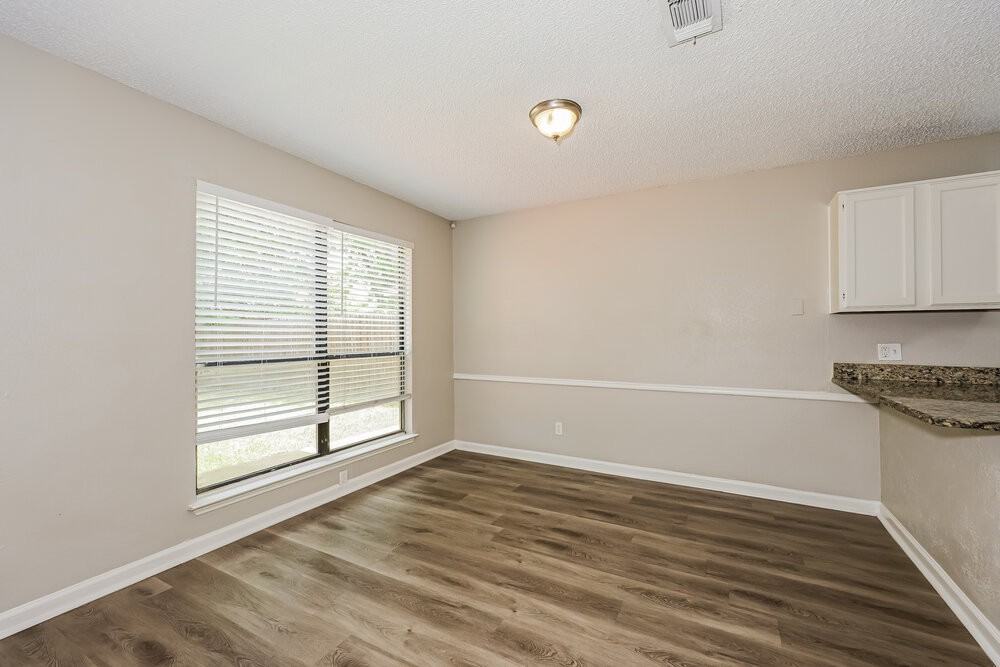 1804 Lincolnshire Way - Photo 7 of 17