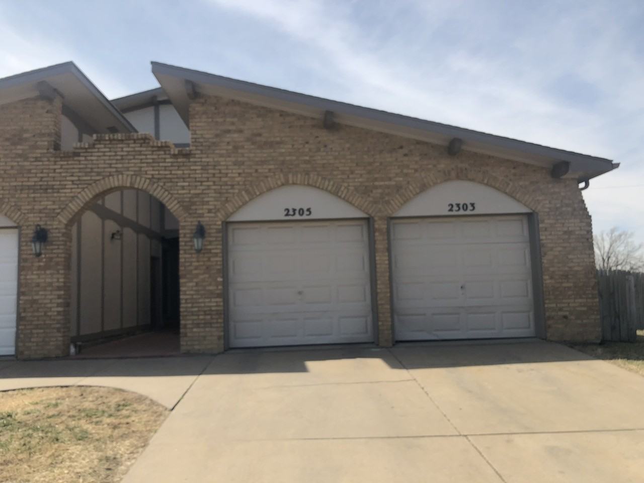 2303 S White Oak Dr - Photo 2 of 2