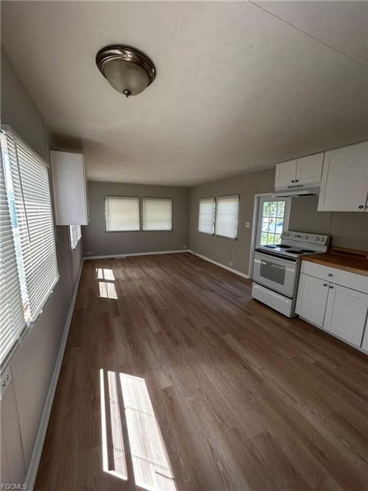 26186 Princess Ln - Photo 2 of 8