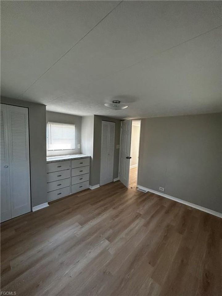 26186 Princess Ln - Photo 5 of 8