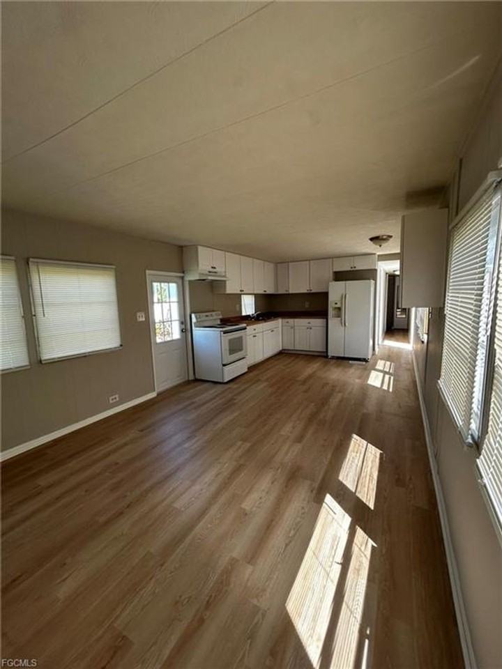 26186 Princess Ln - Photo 7 of 8