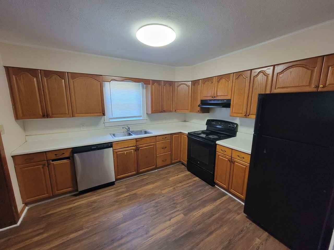 1717 Grove St - Photo 2 of 12