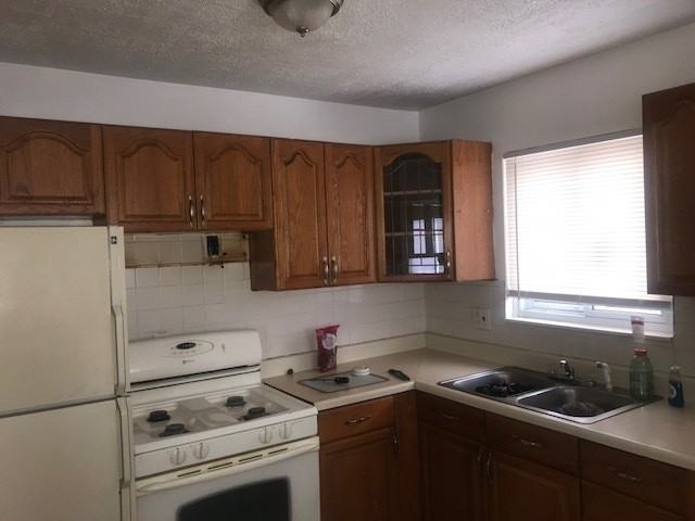 22030 Cushing Ave - Photo 3 of 9