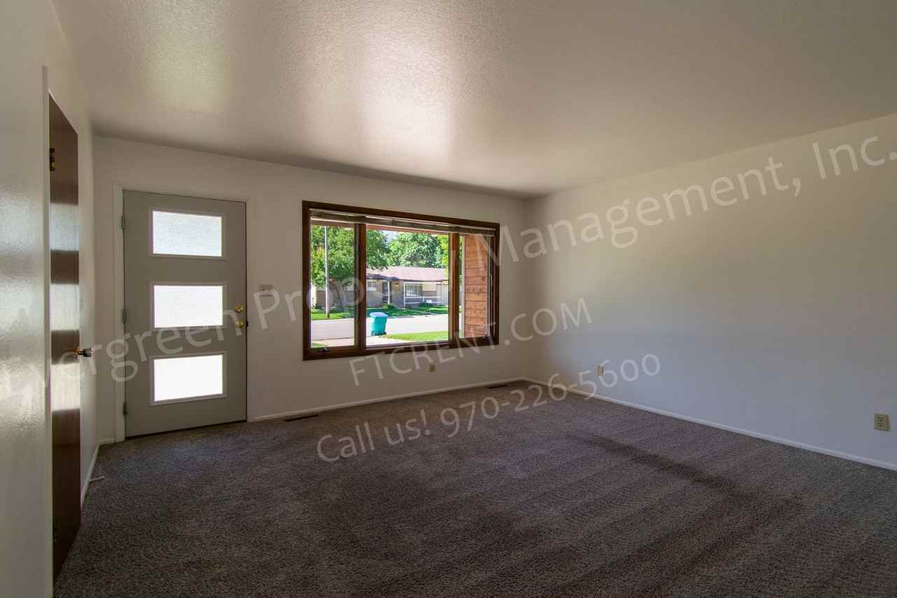 2420 Poplar Dr - Photo 6 of 34