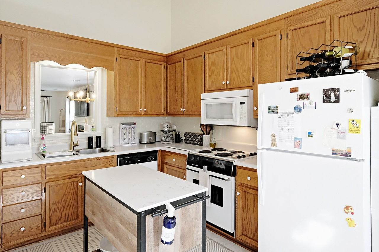 3284 Gateway Cir - Photo 4 of 27