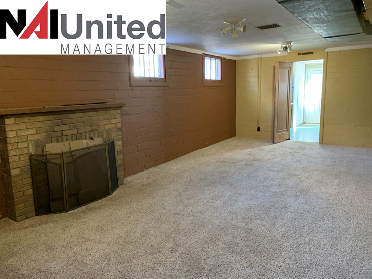 2814 Summit St - Photo 2 of 11