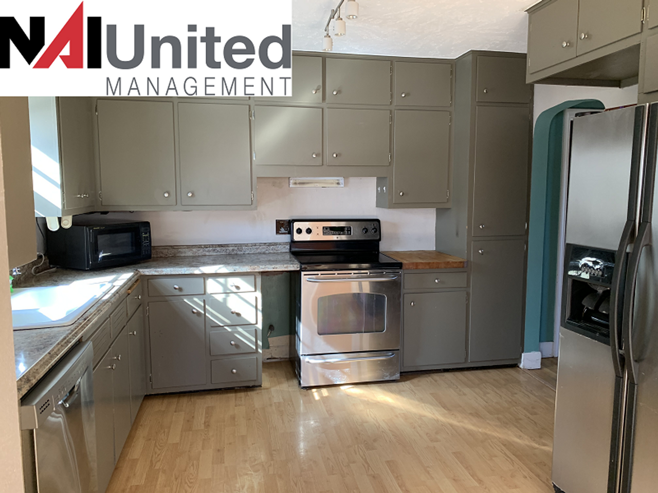 2814 Summit St - Photo 4 of 11