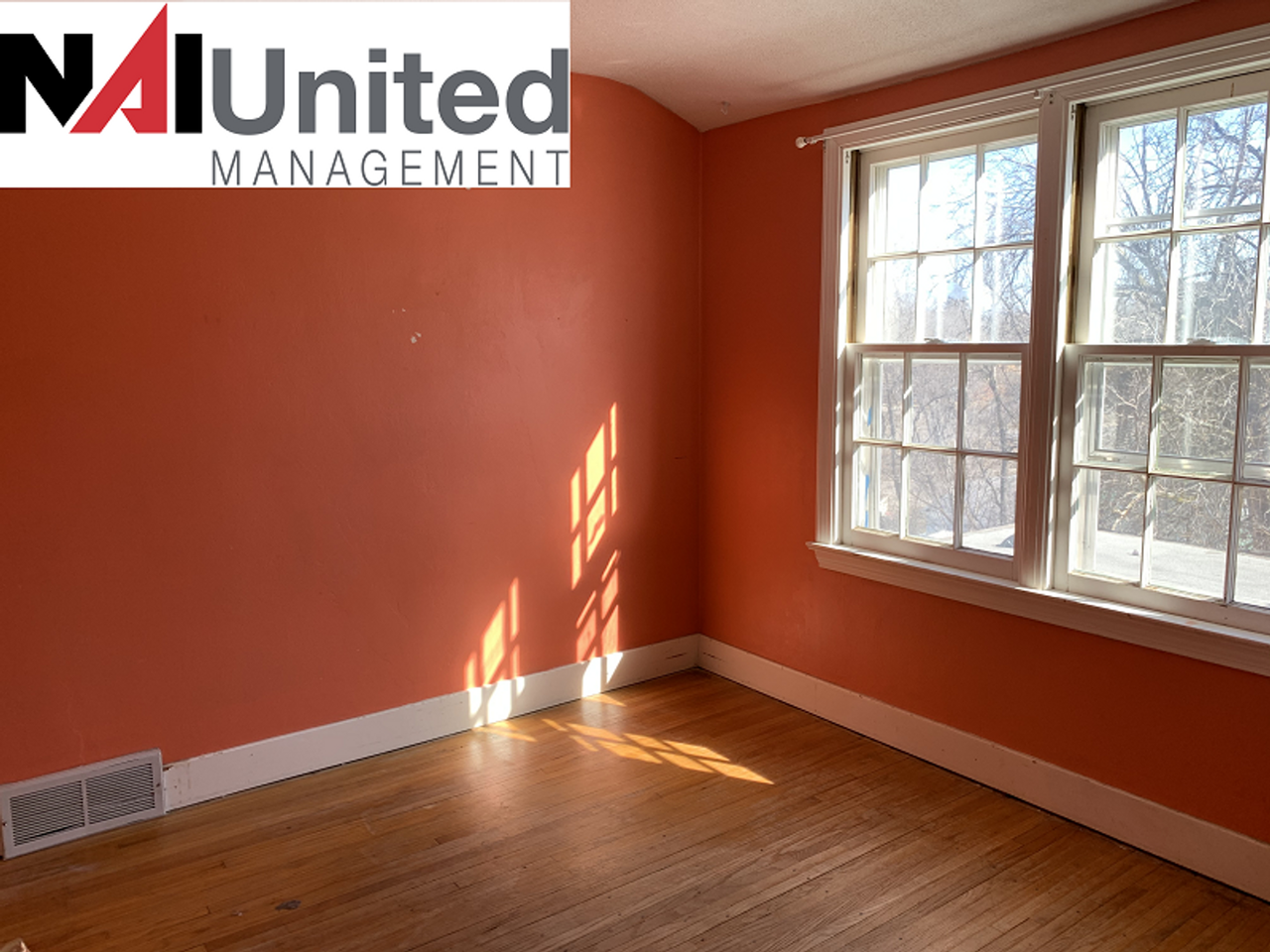 2814 Summit St - Photo 6 of 11