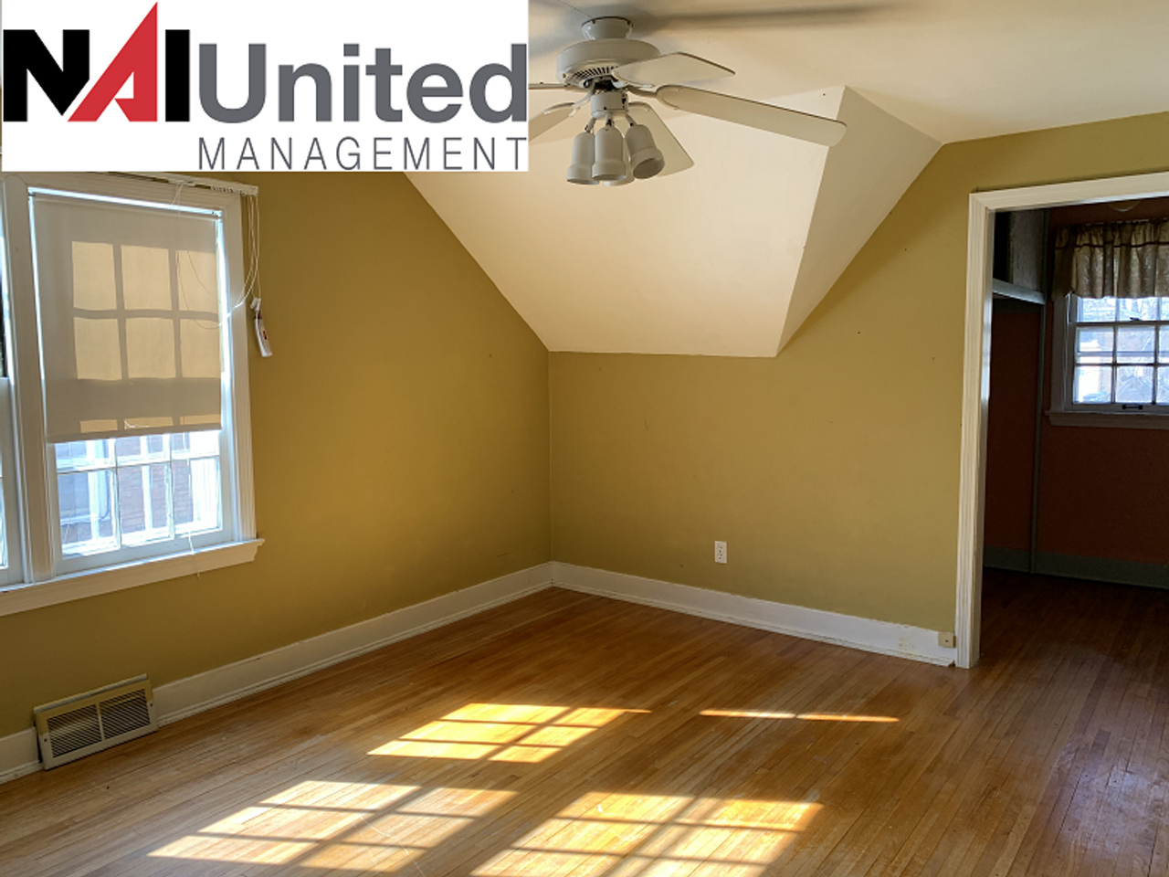 2814 Summit St - Photo 7 of 11