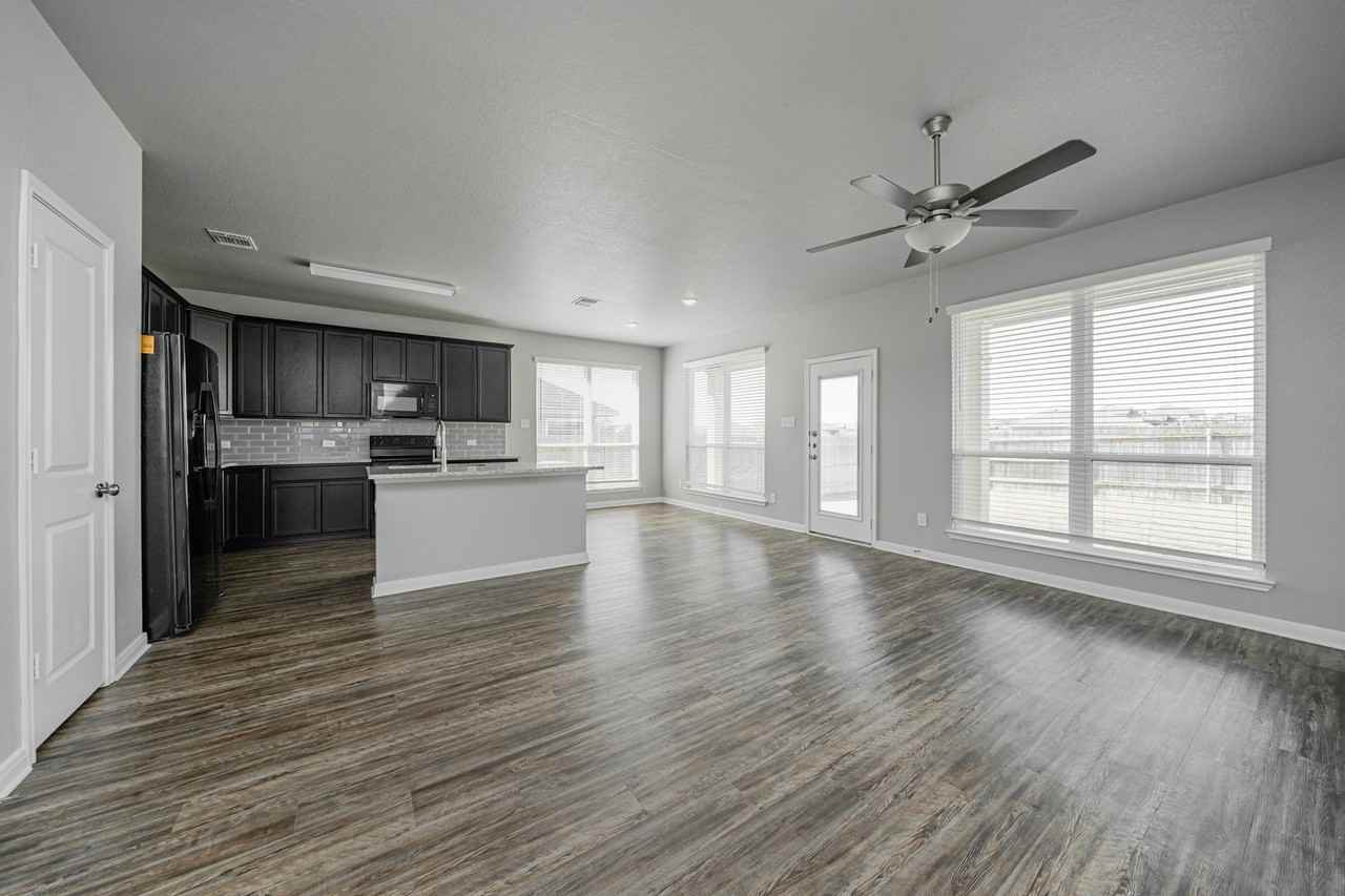 614 Hollyhock Dr - Photo 4 of 50