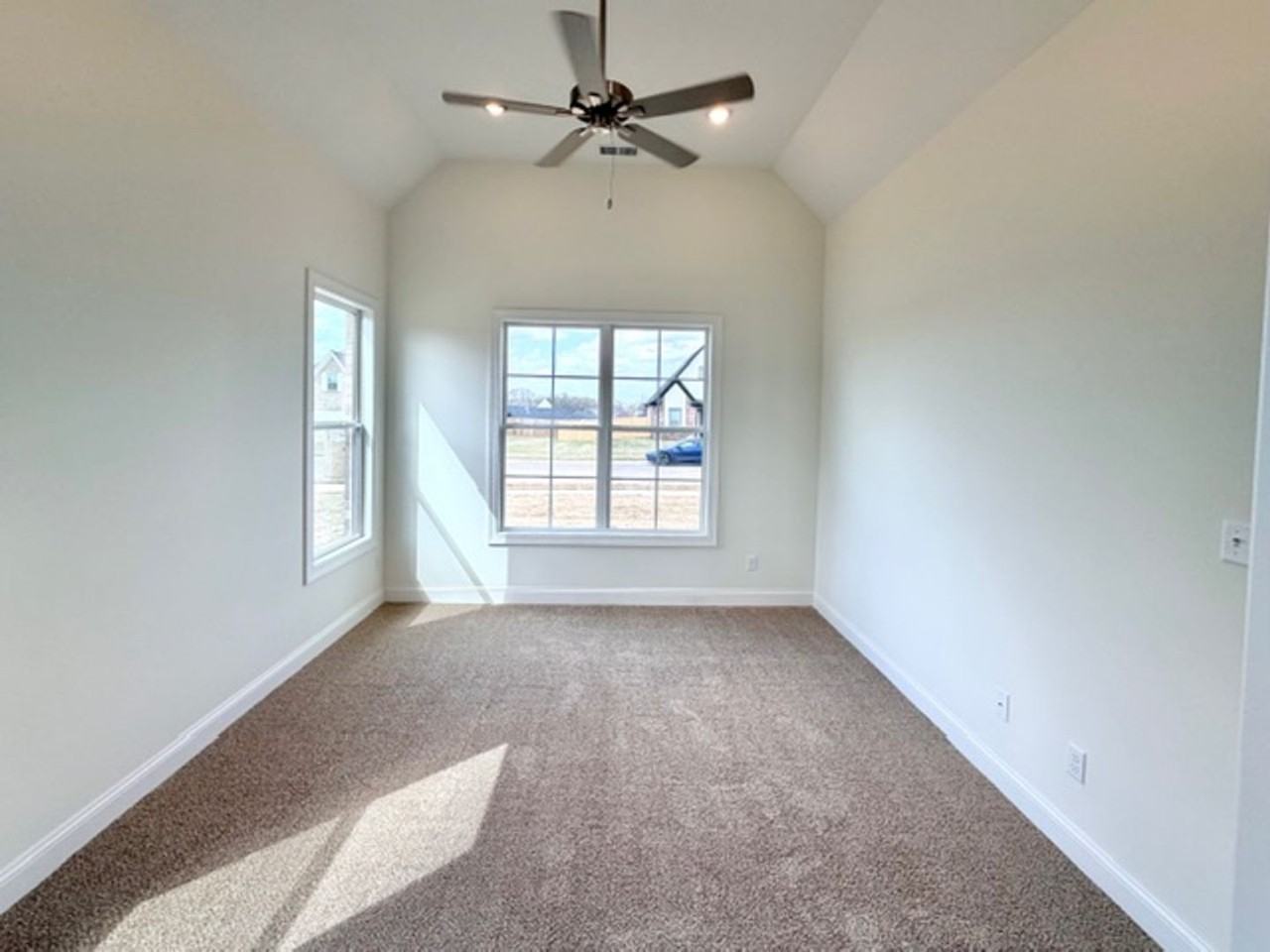 25 Hughetta St N - Photo 7 of 12