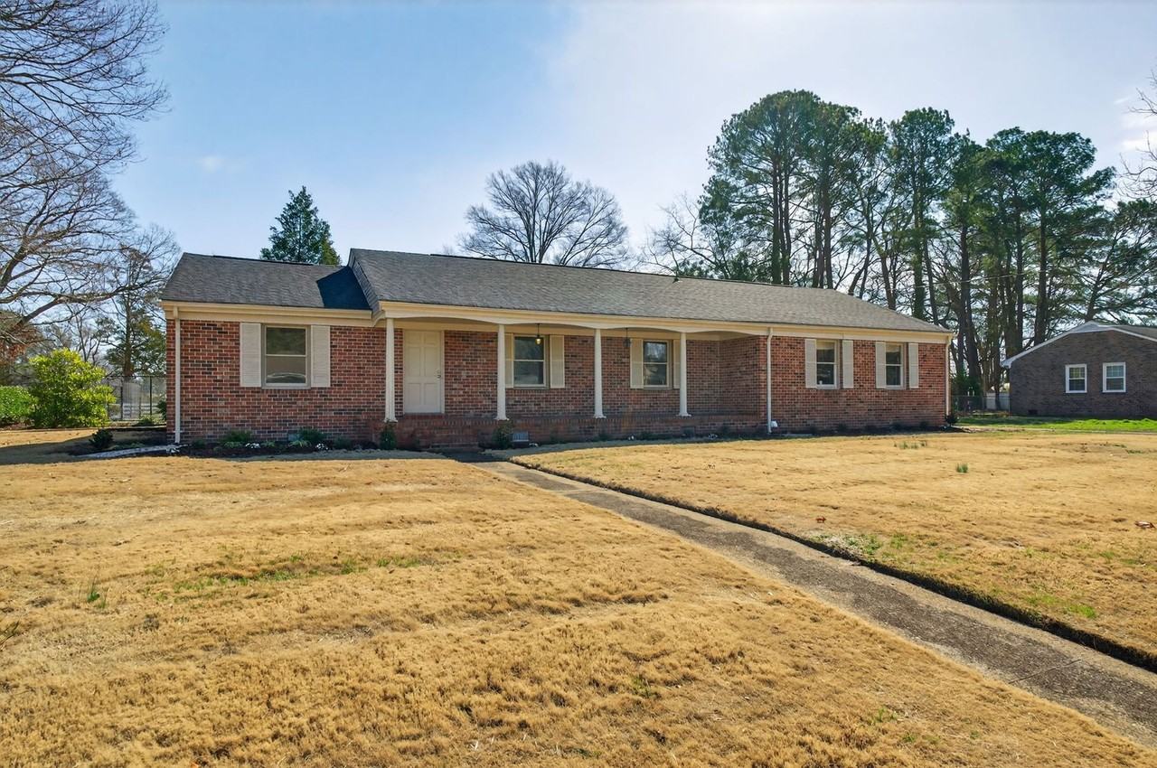 2305 Lakewood Ln - Photo 2 of 34