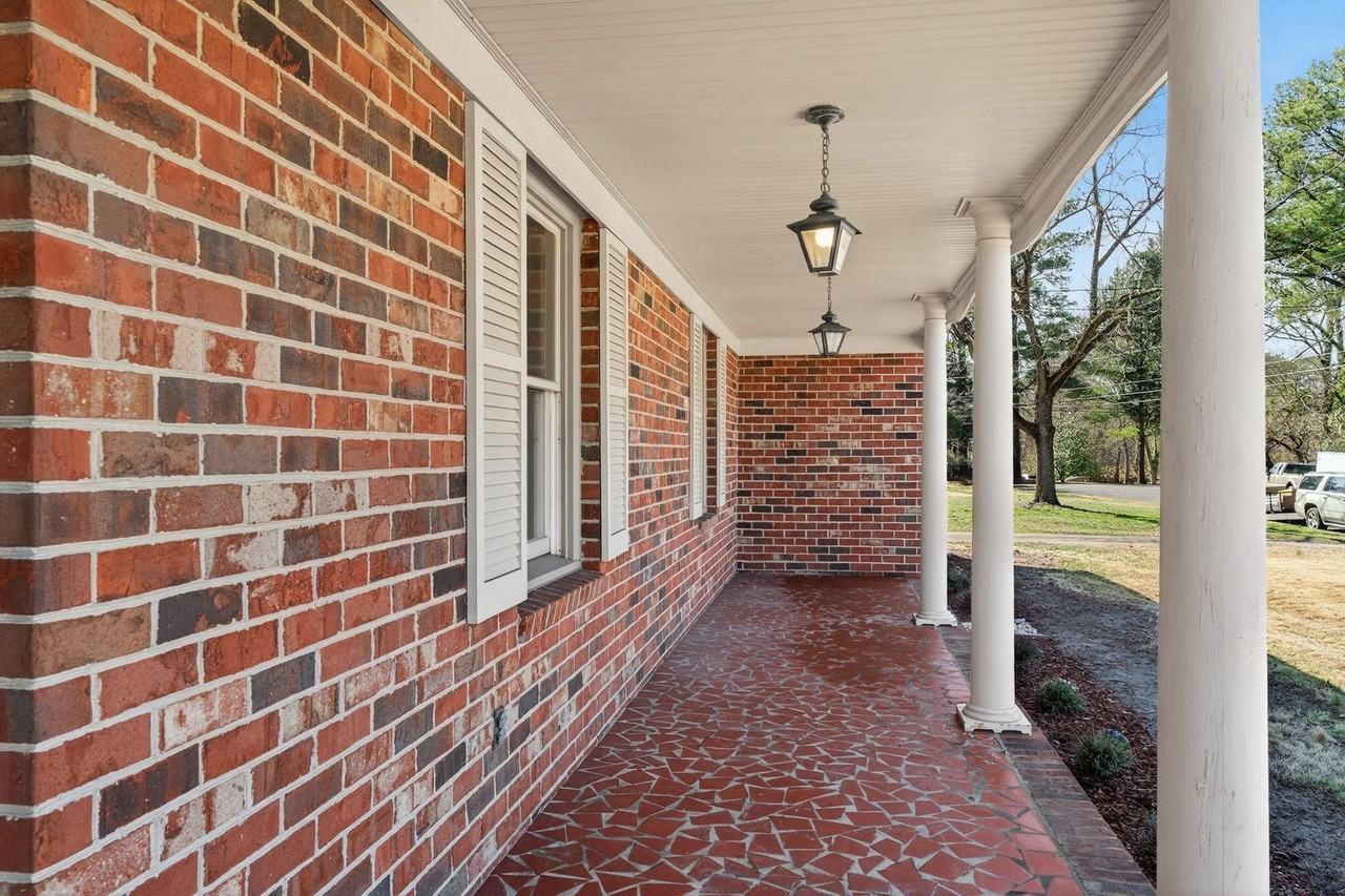 2305 Lakewood Ln - Photo 4 of 34