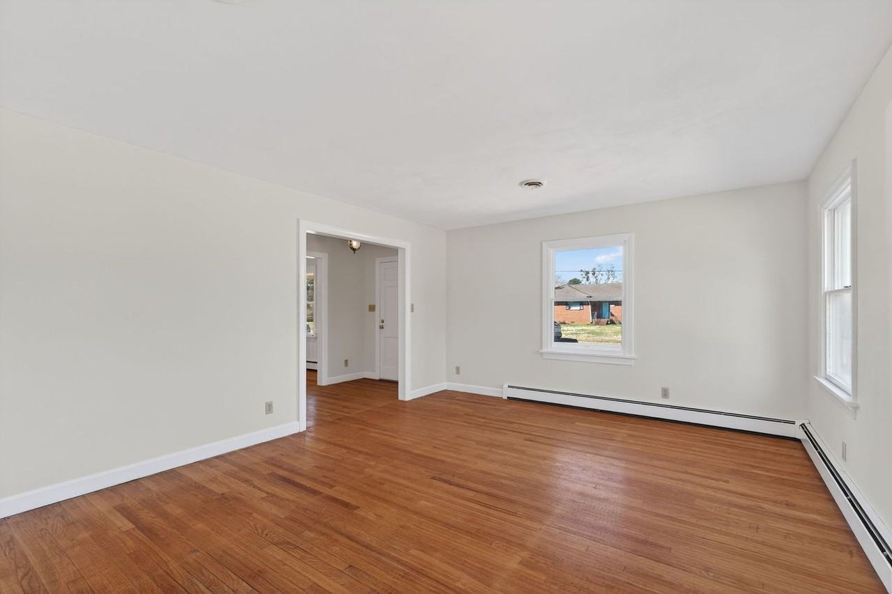 2305 Lakewood Ln - Photo 7 of 34