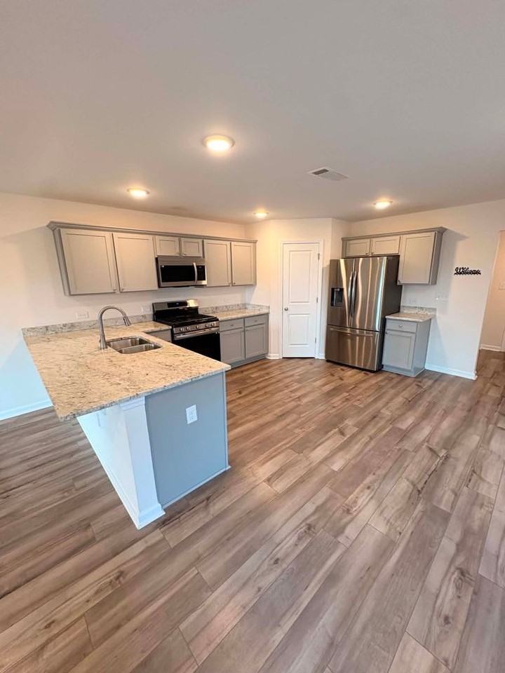 305 Lantana Ct - Photo 3 of 19