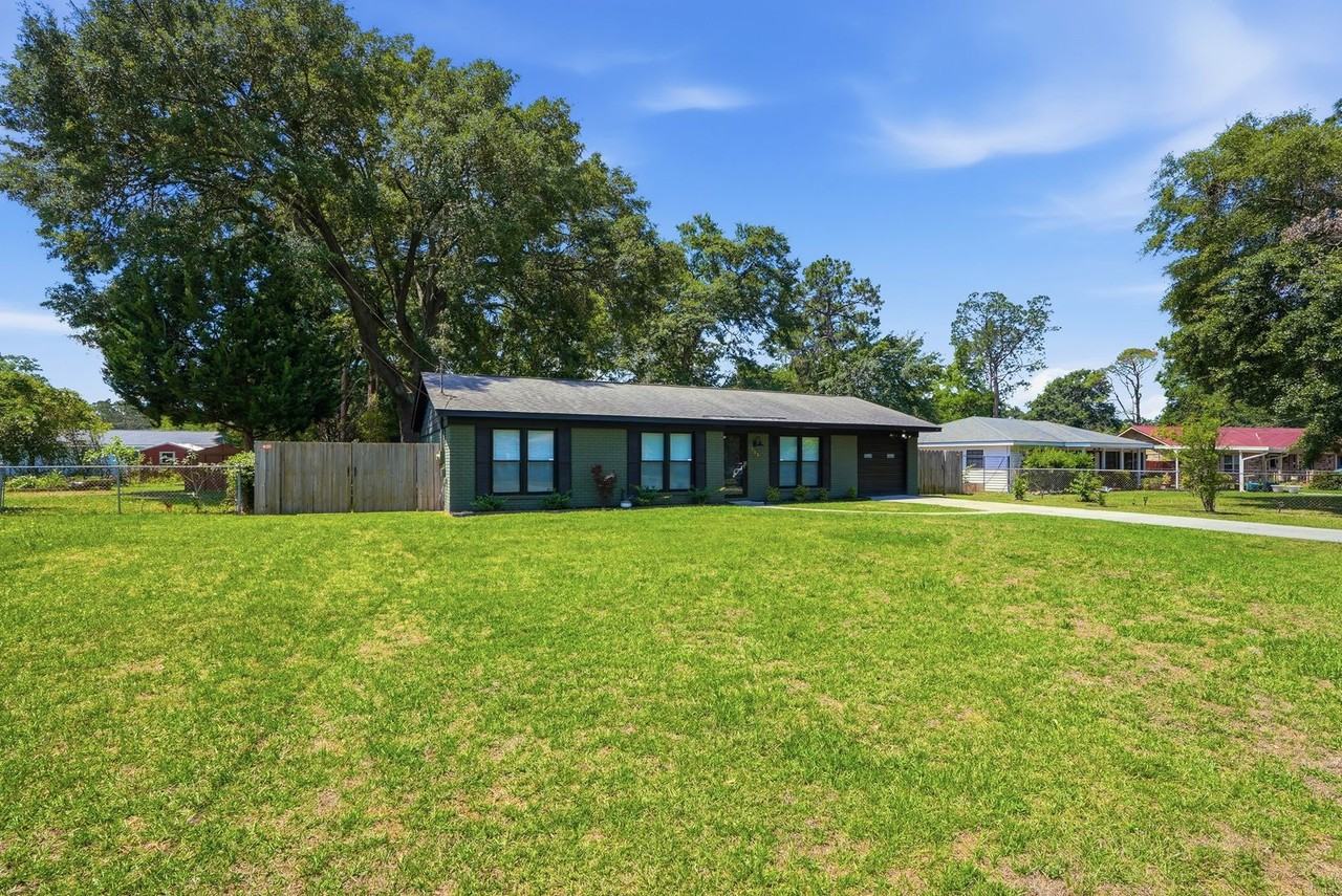703 Pineview Ct - Photo 2 of 32