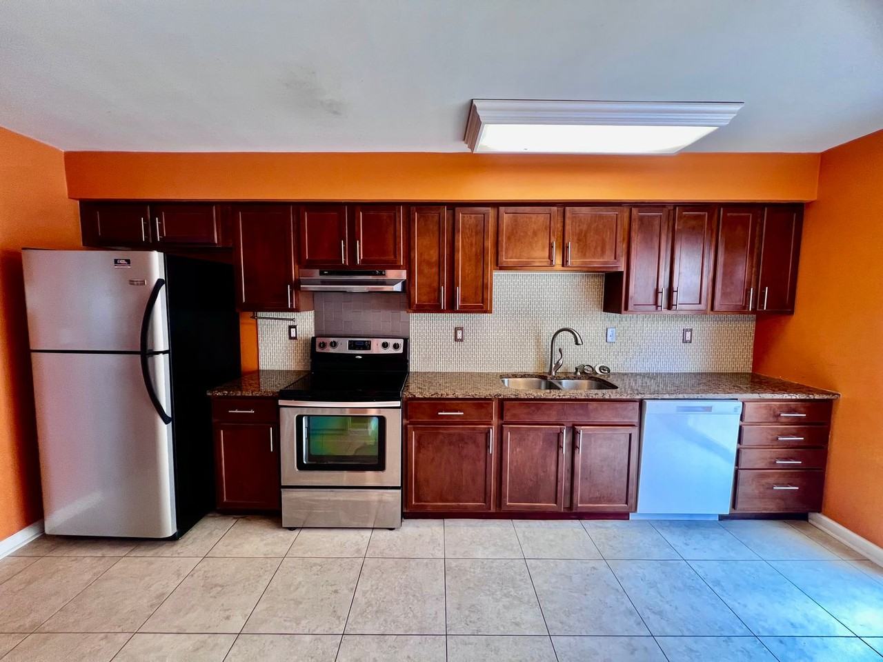 1912 Bethesda Ct - Photo 4 of 23