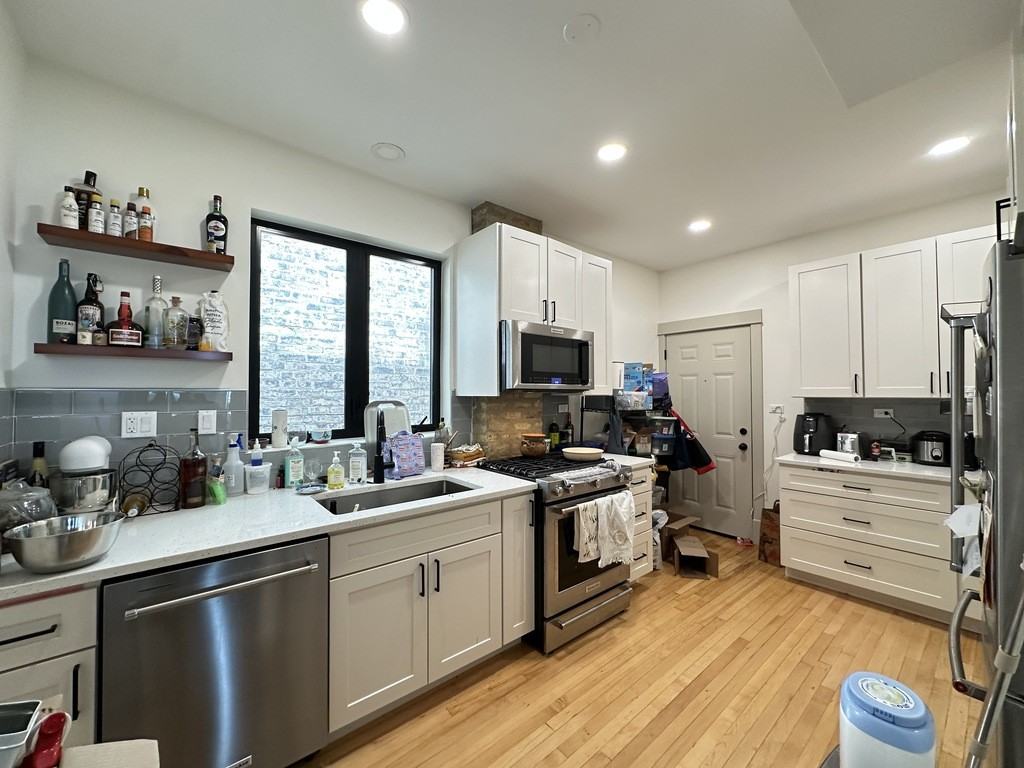 1933 N Fairfield Ave #2F - Photo 2 of 21